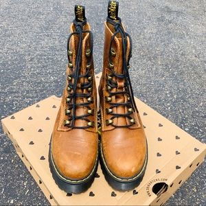 Dr. Martens Leona Boot